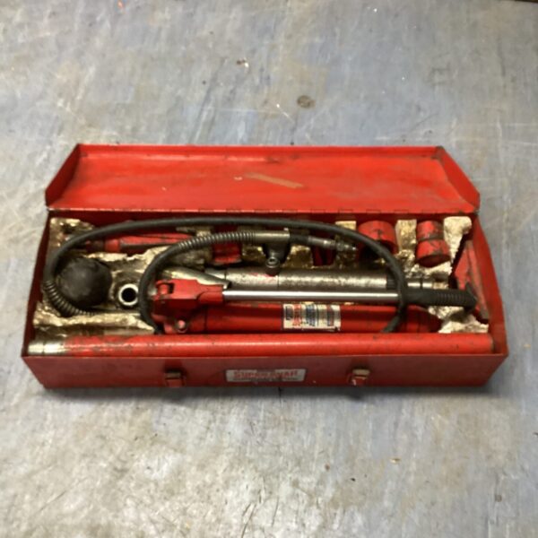 Sealey hydraulic body pump kit in a case, used condition.
