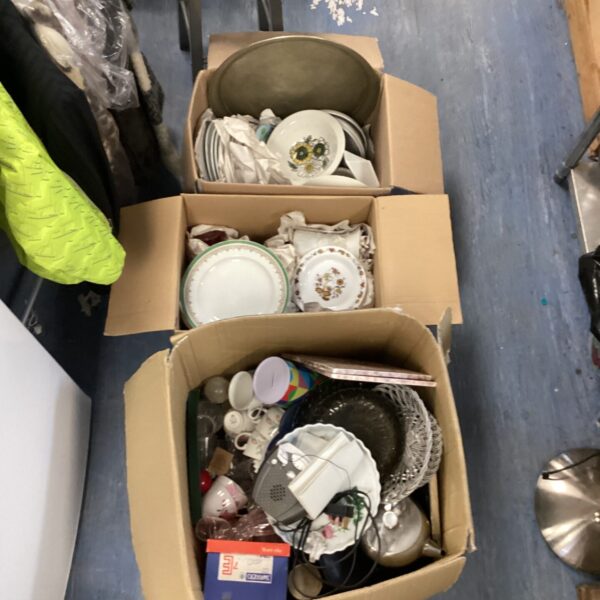 Mixed house clearance lot of ceramics and kitchenware.