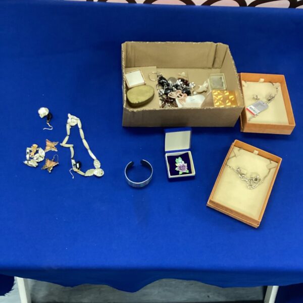 Mixed lot of costume jewellery with necklaces and earrings.