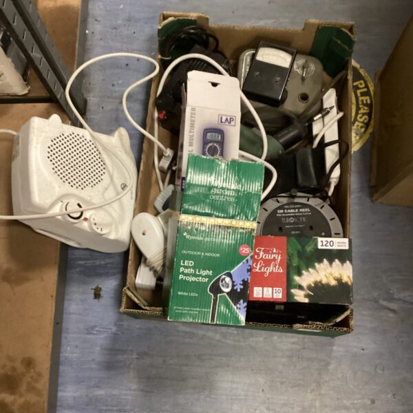 Mixed electrical lot with garden lights and Christmas projector.