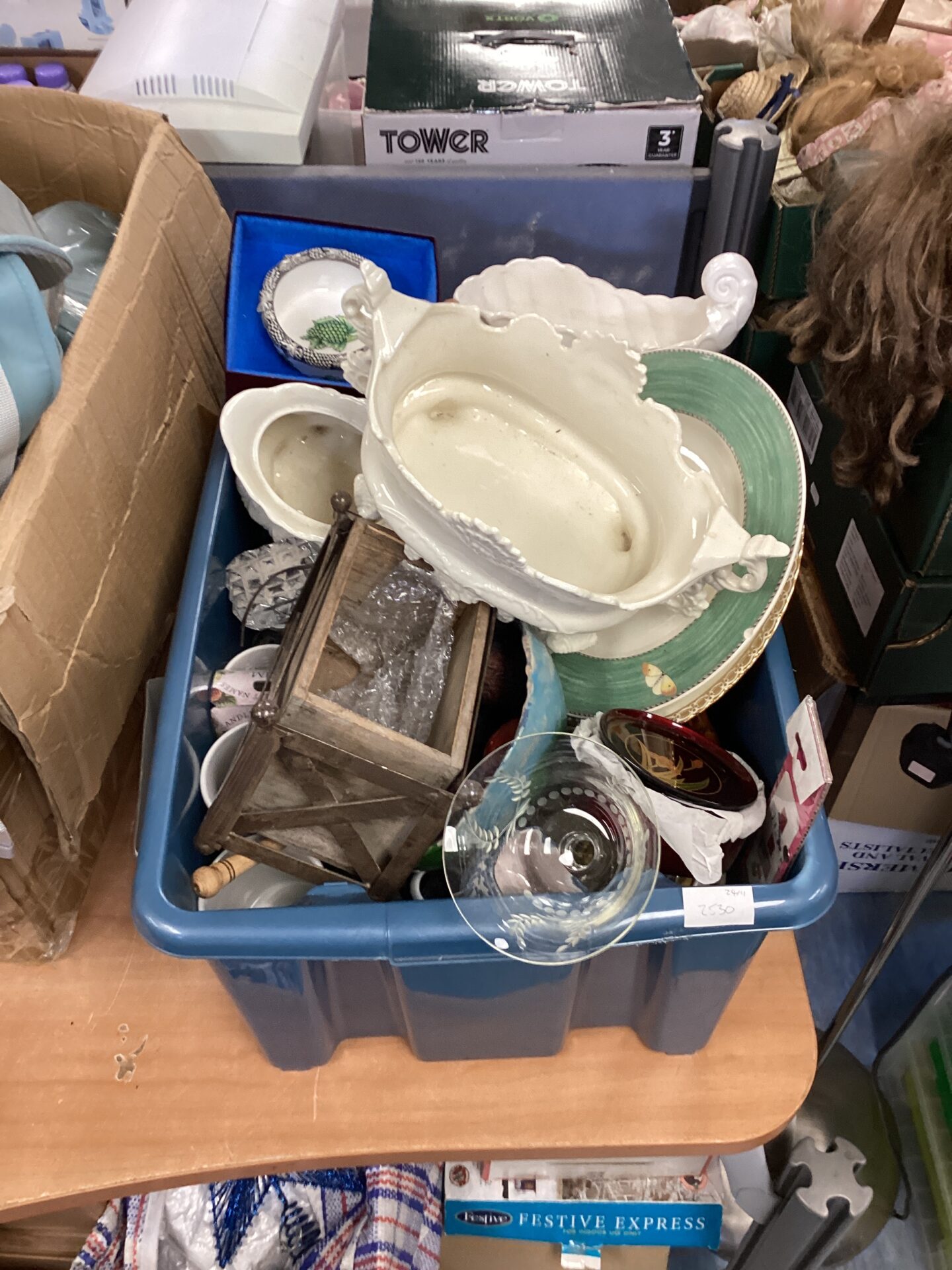 557 Tub of mixed house clearance inc flower pots, saucers, plates & glasses