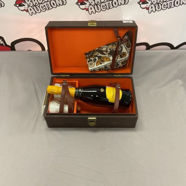 Vintage prosecco gift set in a brown leather box.