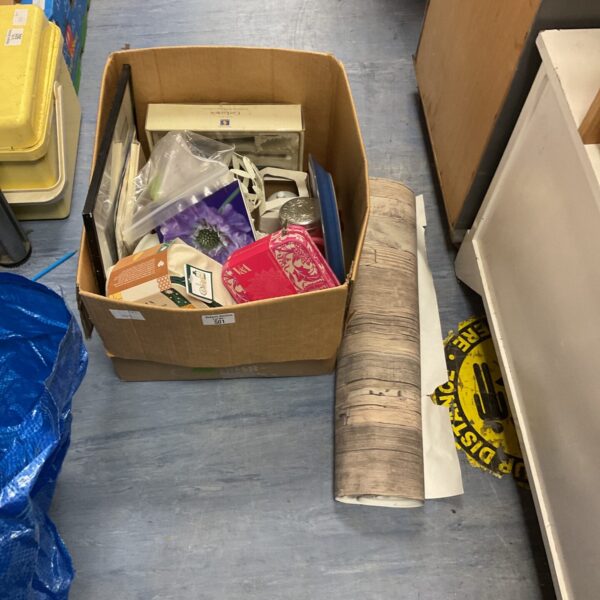 Mixed gift lot with Body Shop set, candles, and picture frame.