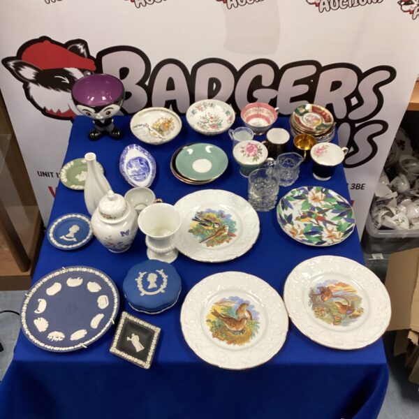 Mixed lot of vintage china and porcelain including Coalport plates.