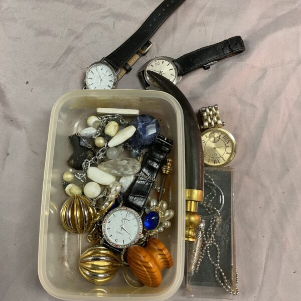 Mixed lot of vintage watches and fashion jewellery pieces.