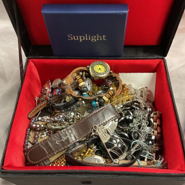 Assorted jewellery lot with necklaces, bracelets and fashion pieces.