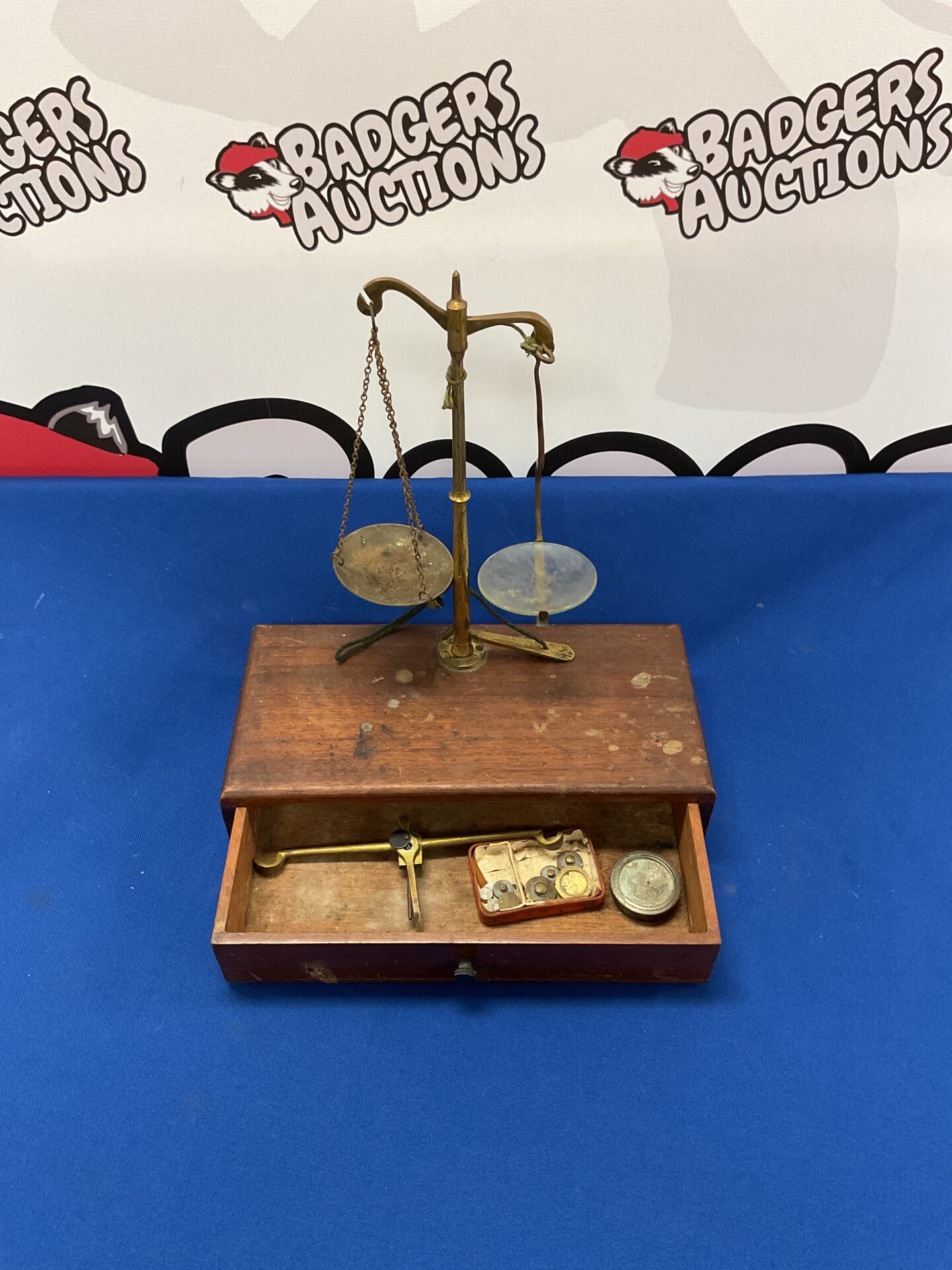 014 Vintage set of brass balance scales with weights