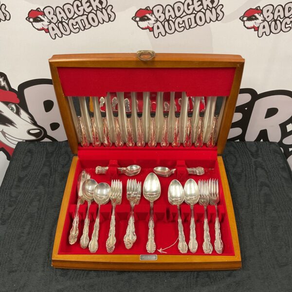 Vintage Oreida silver plate cutlery set in a presentation case.