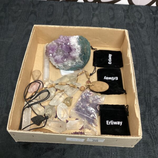 Lot of semi precious stones and crystal rock formation for collectors.