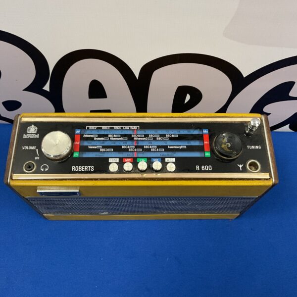 Front view of a vintage Roberts radio with analogue dial.