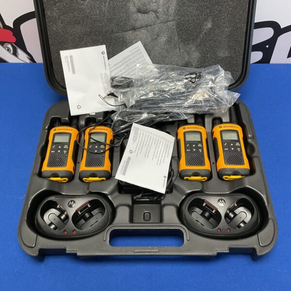 Motorola tlkr walkie talkies set of four in case.