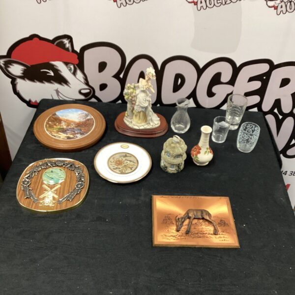 Mixed collectibles lot featuring a Leonardo figurine and decorative items.