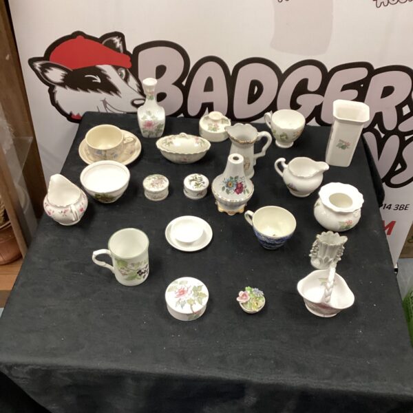 Mixed lot of vintage china and Poole pottery pieces.
