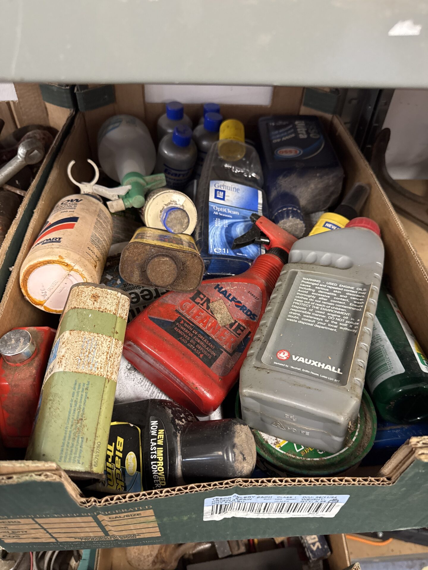 980 Tray of assorted shed clearance chemicals
