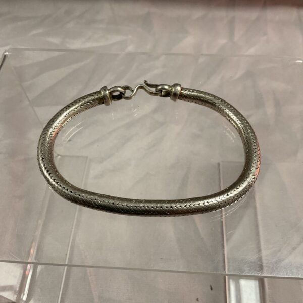 Close-up of elegant whitemetal snakelink bracelet with secure clasp.