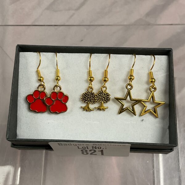 Silver gilt earrings lot with paw print, floral and star designs.