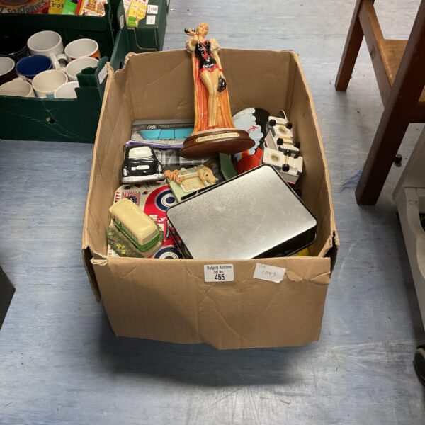 Mixed lot of vintage tins and a Leonardo figurine for collectors.