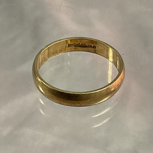 Classic 9ct gold band ring, size O.