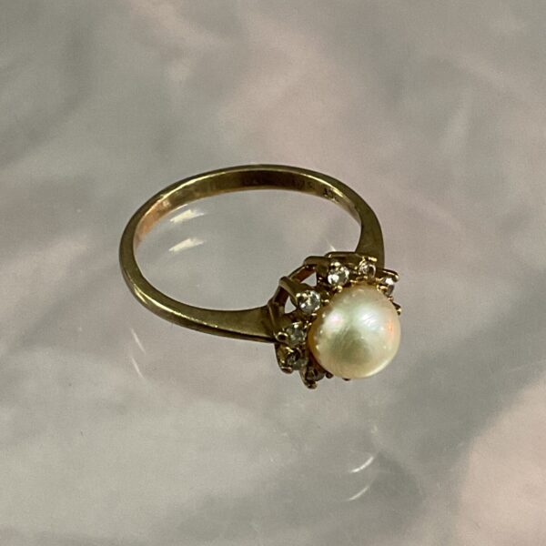 Elegant 9ct gold ring with pearl and diamond cluster.