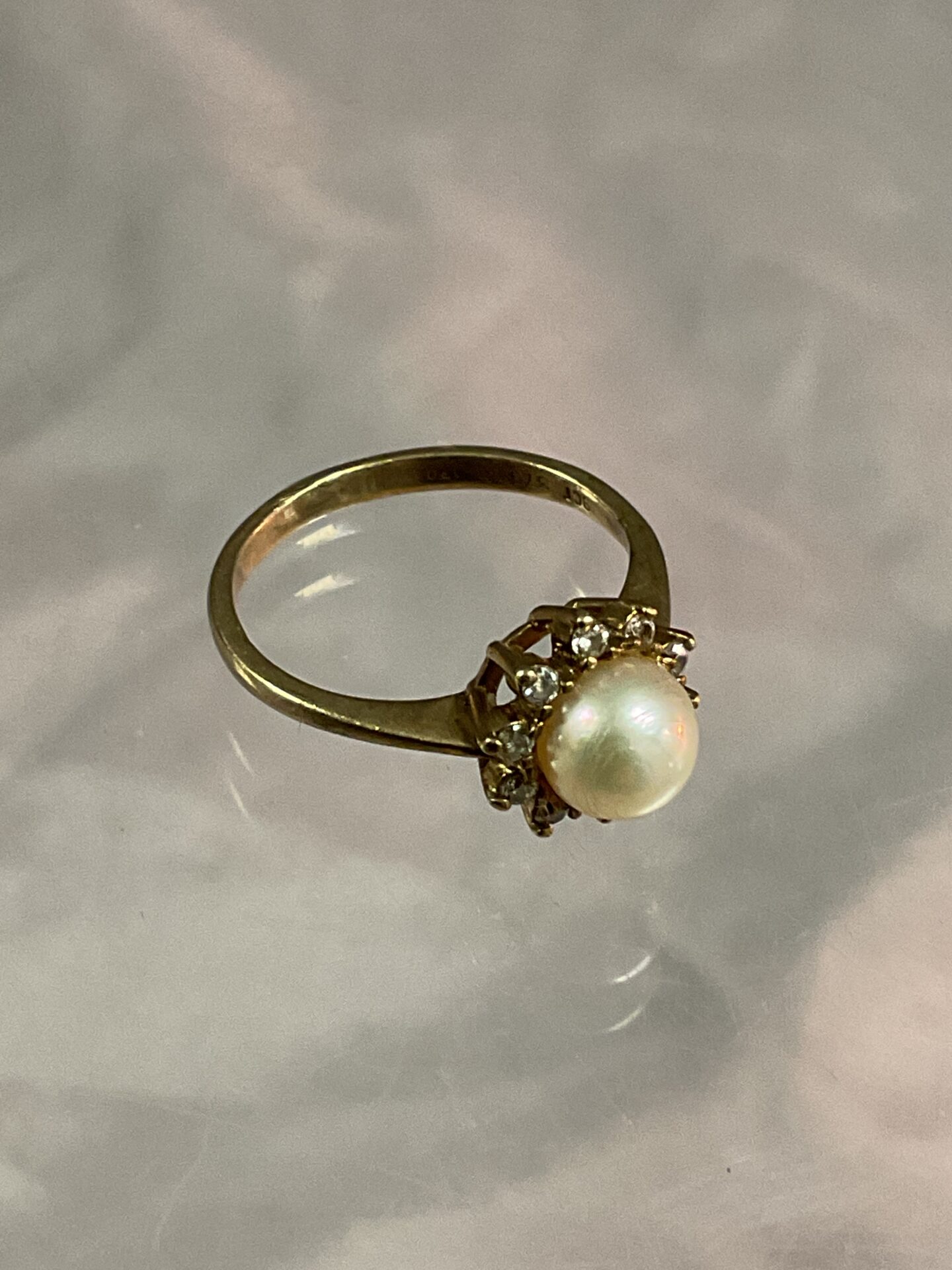 850 9ct gold pearl and diamond cluster ring 2.12g gross size I