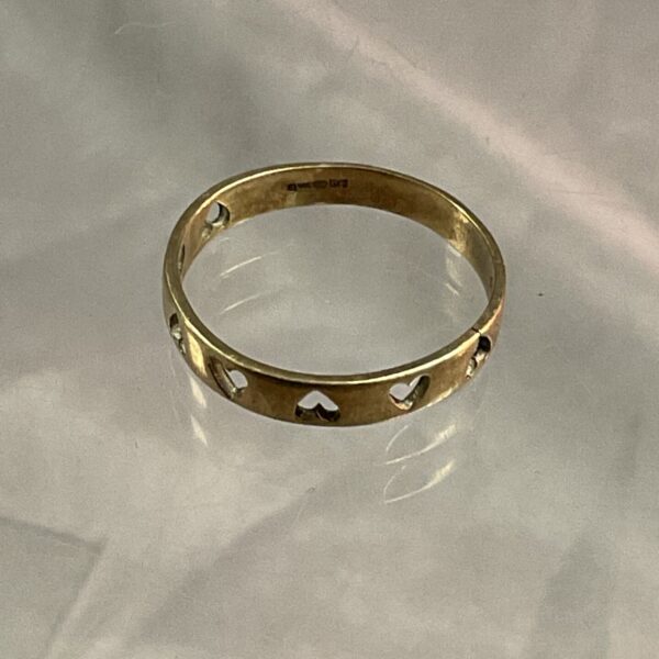 Delicate 9ct gold ring with heart cutouts, size N.