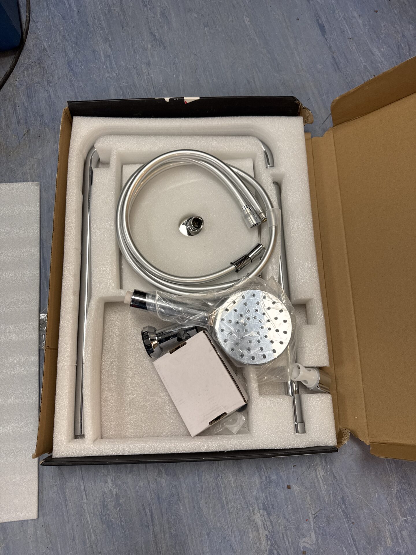 931 Grifema g7005 shower rail kit – appears new