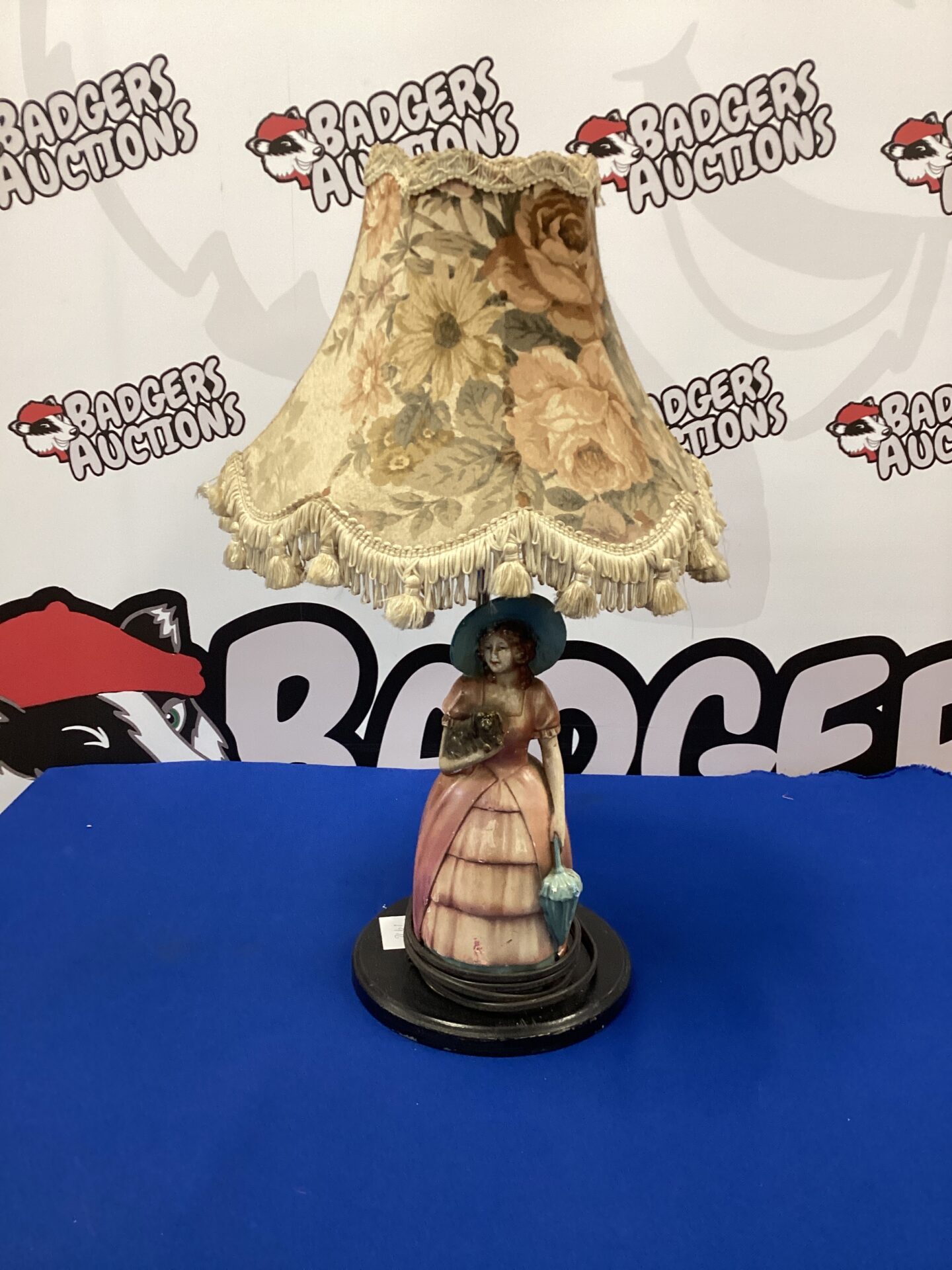 612 Vintage lady with dog statue kitsch table lamp