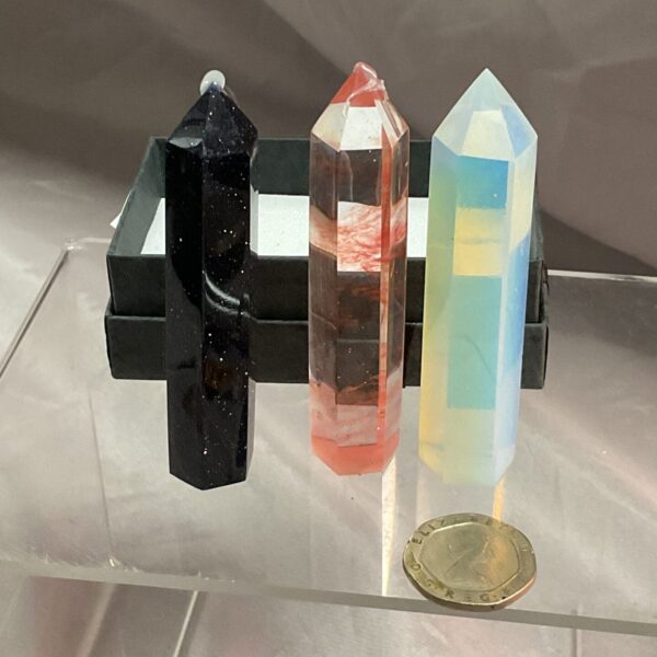 Lot of three colourful crystal points for display.