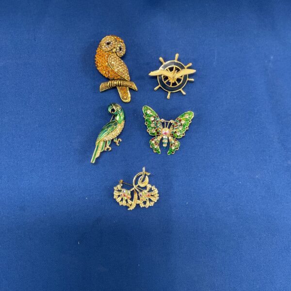 Colourful vintage parrot brooch with enamel detailing.