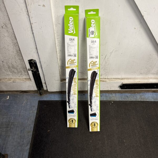 Valeo 064 windscreen wipers in original packaging.