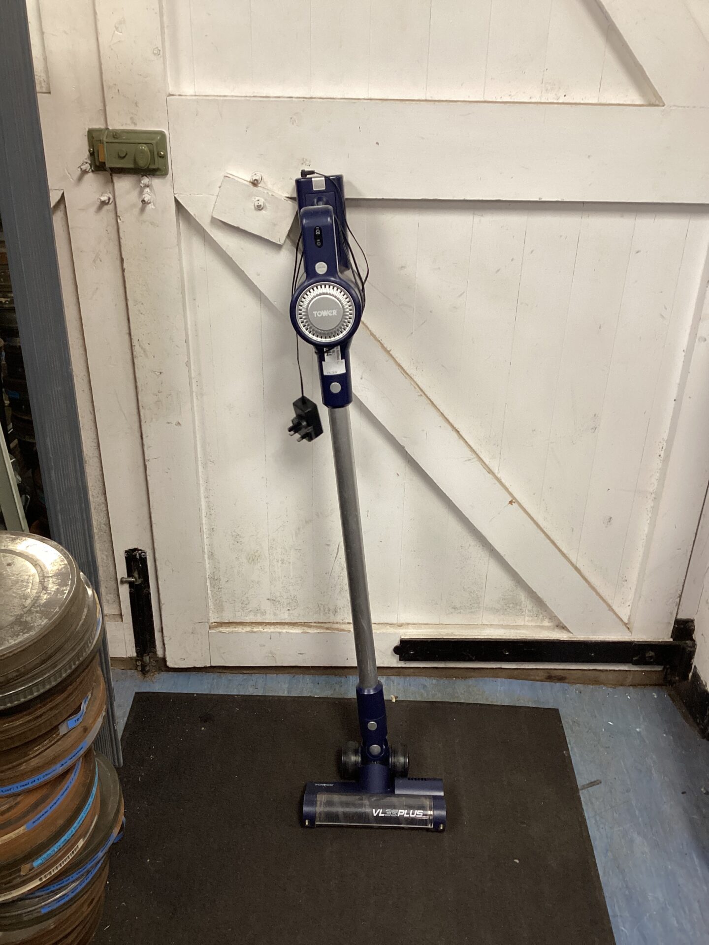 1044 Tower cordless vacuum cleaner with charger untested