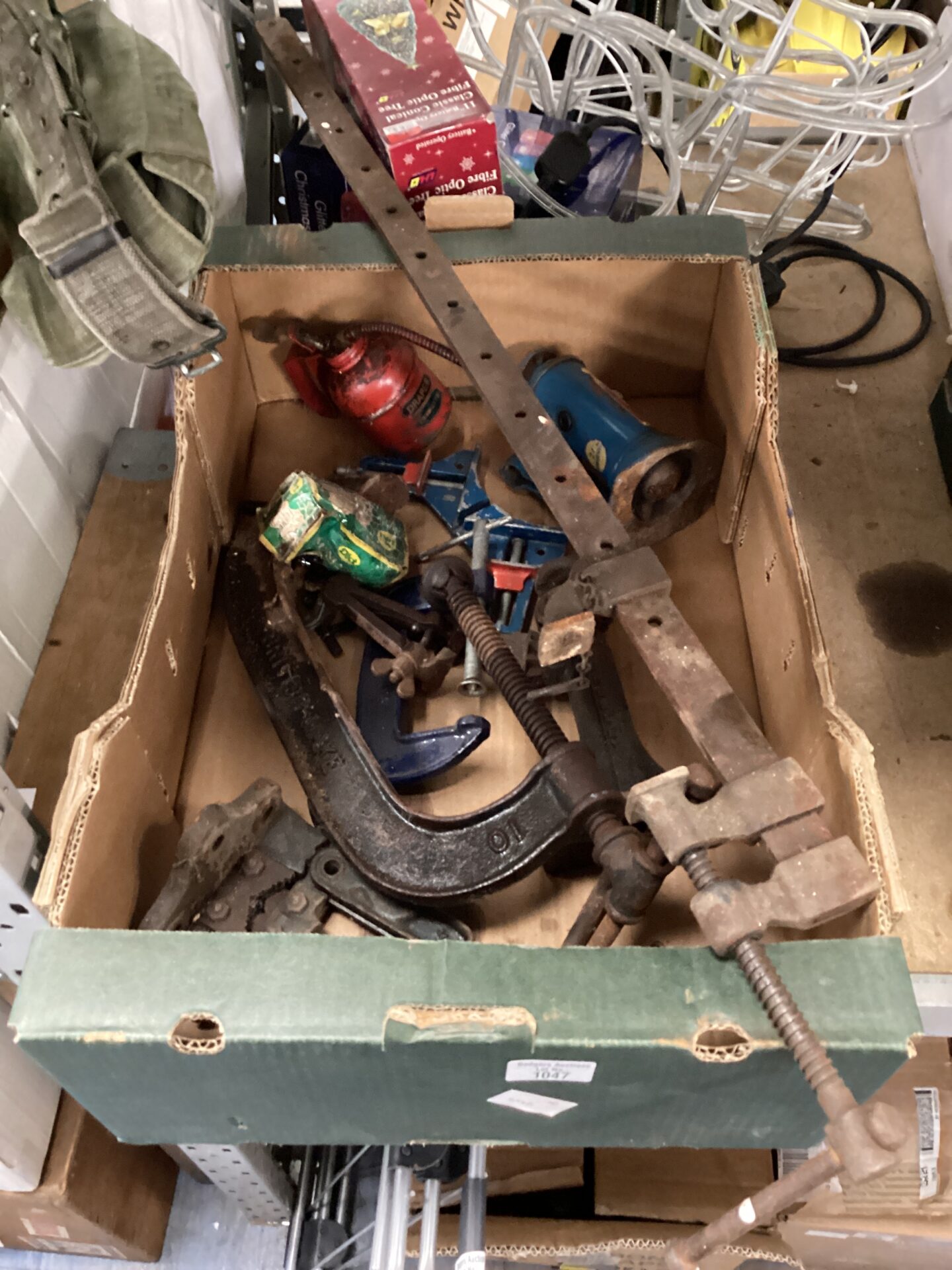 1047 Tray of f various clamps including draper oil can & bottle jack