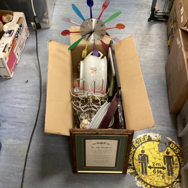 Mixed kitchenware lot with serving bowl, clock, and mug holder.