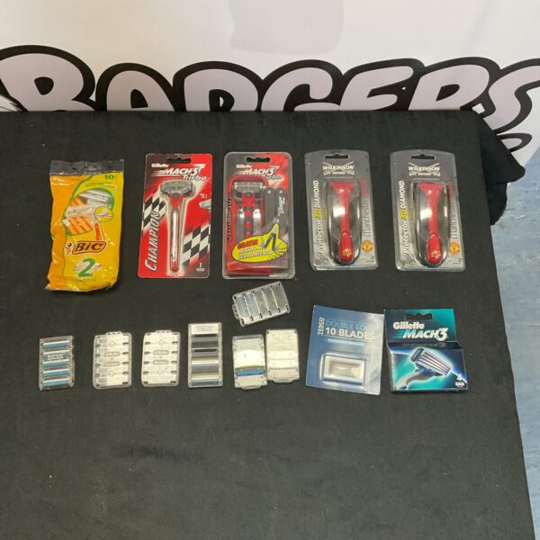 Mixed lot of Gillette and Wilkinson men's razor blades for shaving.