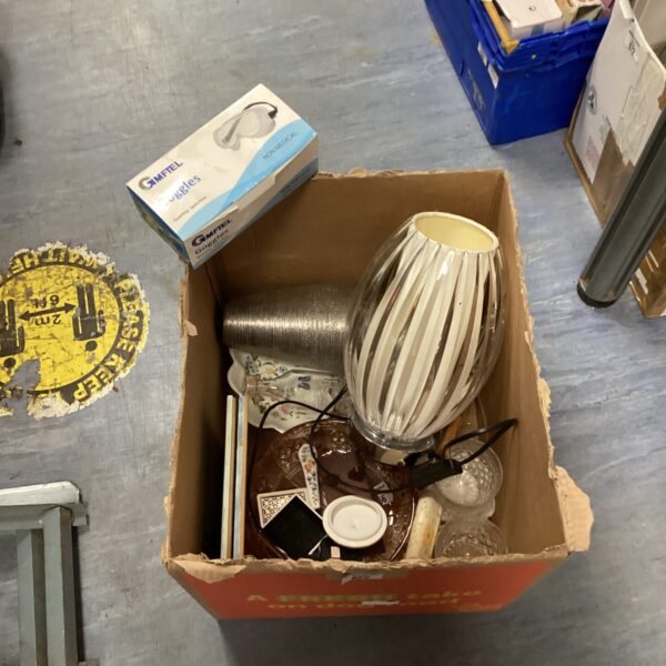 Mixed lot of decorative items including a table lamp and goggles.