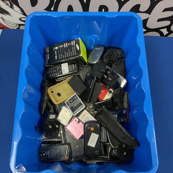Mixed lot of vintage and modern phones for spares or repair.