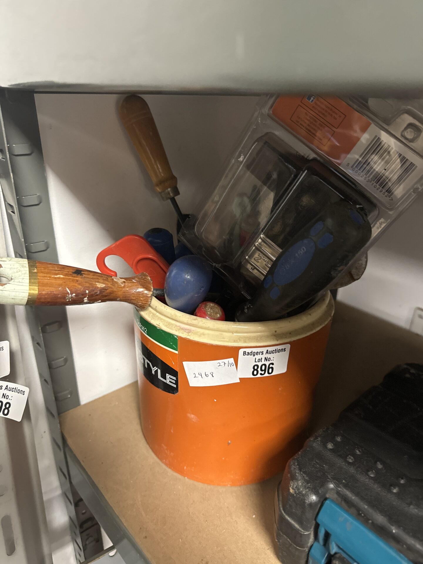 896 Small pot of tools