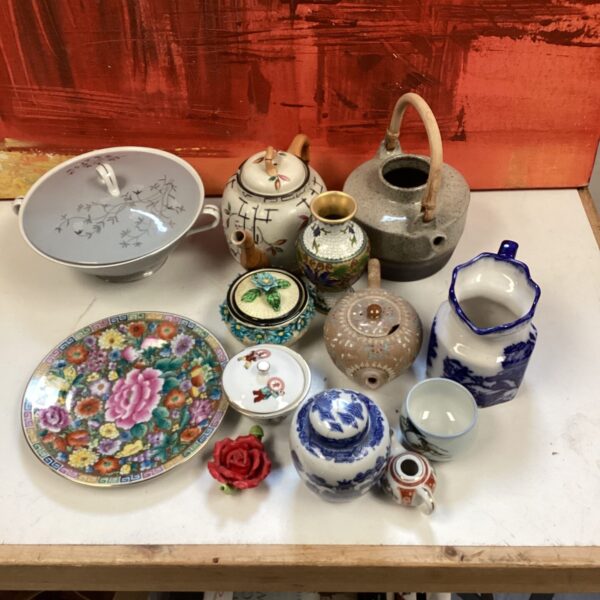 Overview of a mixed lot of vintage Chinese and Japanese teapots and jugs.