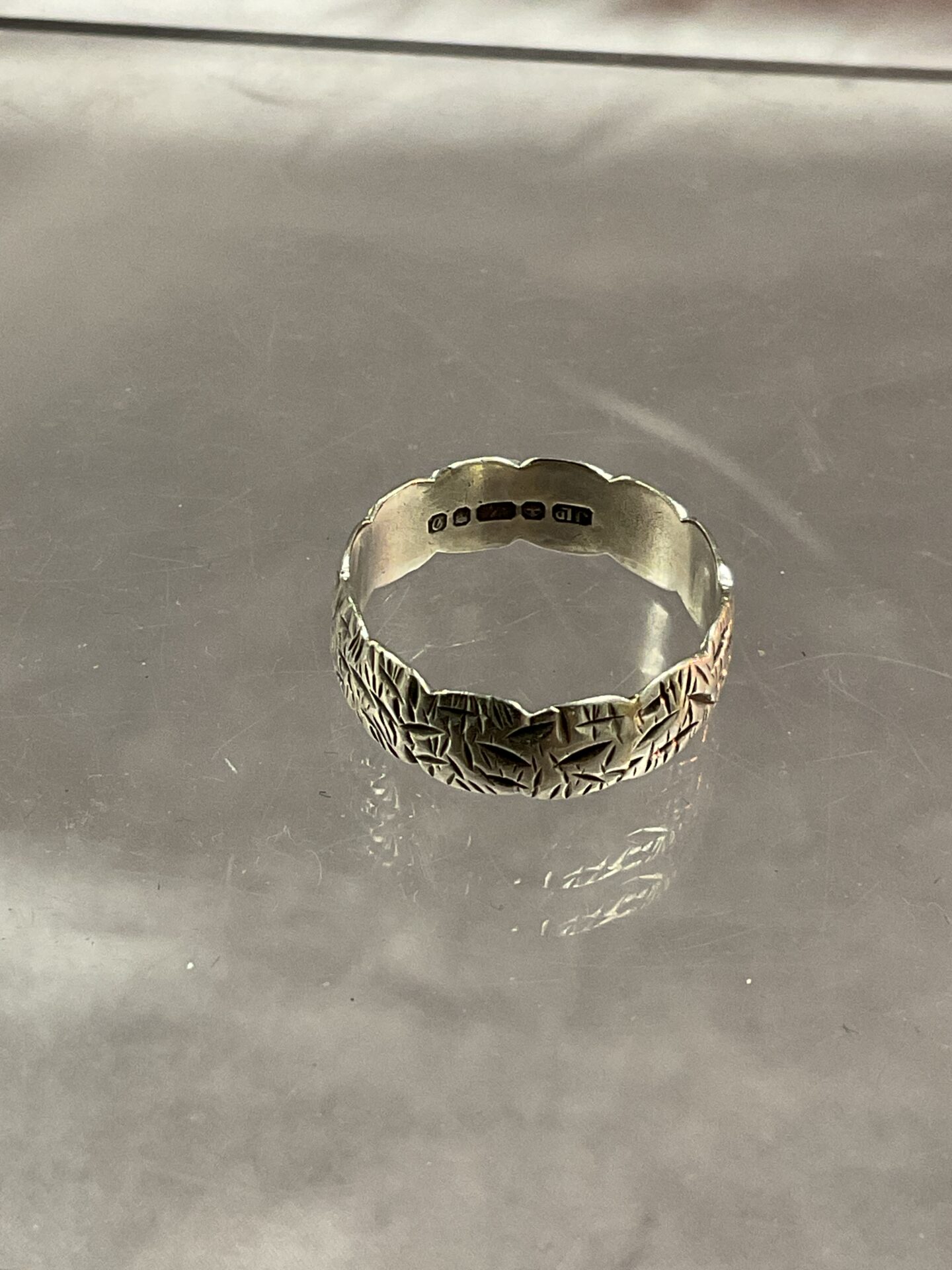 809 9ct white gold ring size M 2.67g