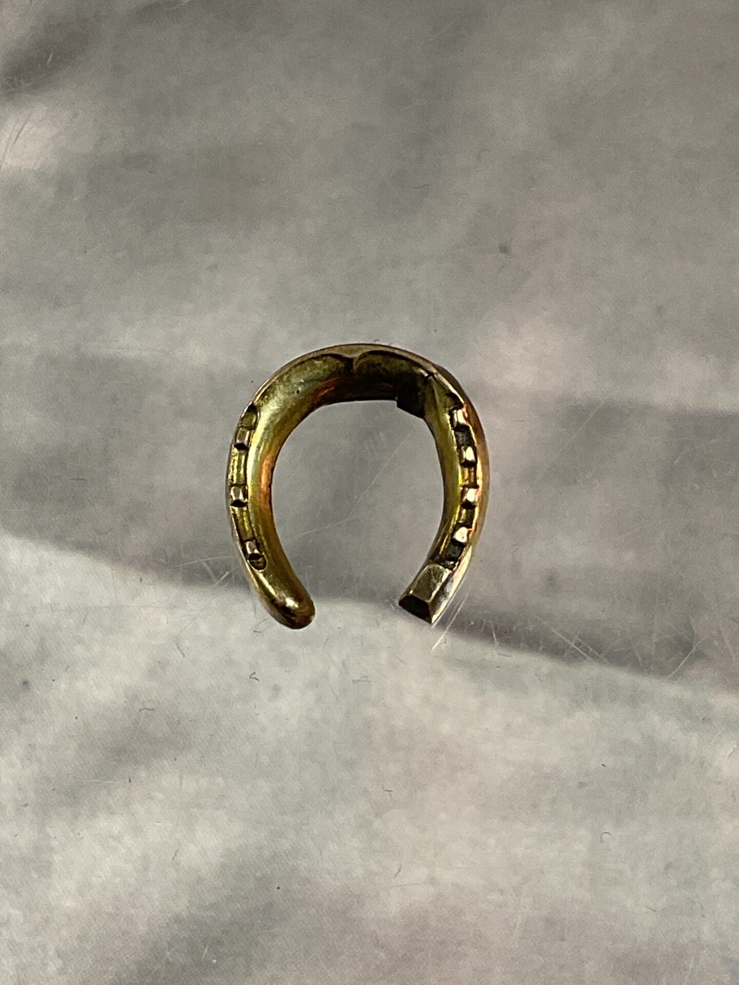 816 9ct gold horseshoe charm .5g