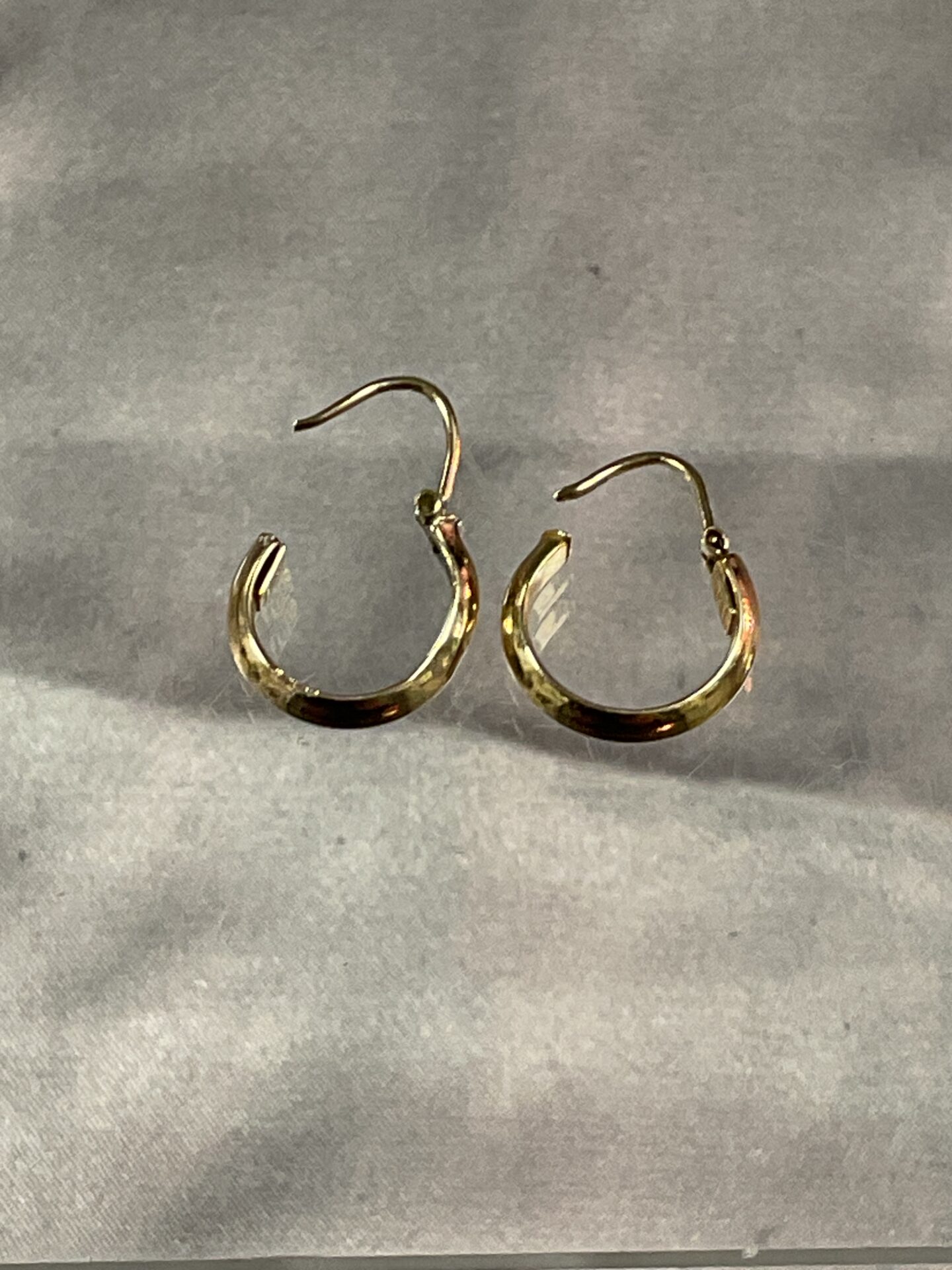 817 Pair of 9ct gold hoop earrings