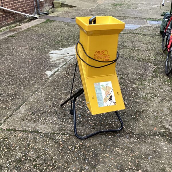Alko Dynamic garden shredder for reducing garden waste.