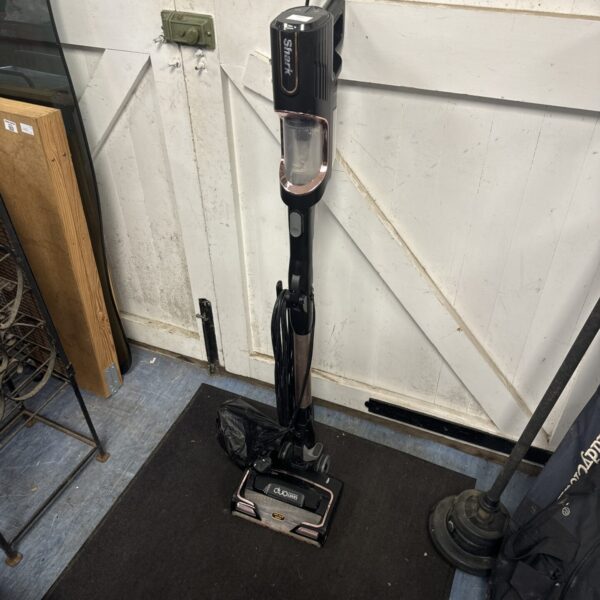 Shark DuoClean cordless vacuum cleaner in grey and blue.