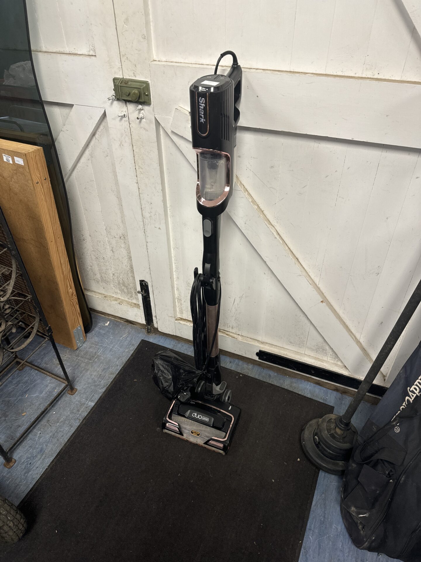 976 Shark duoclean cordless hoover with charger & accessories – untested, battery flat