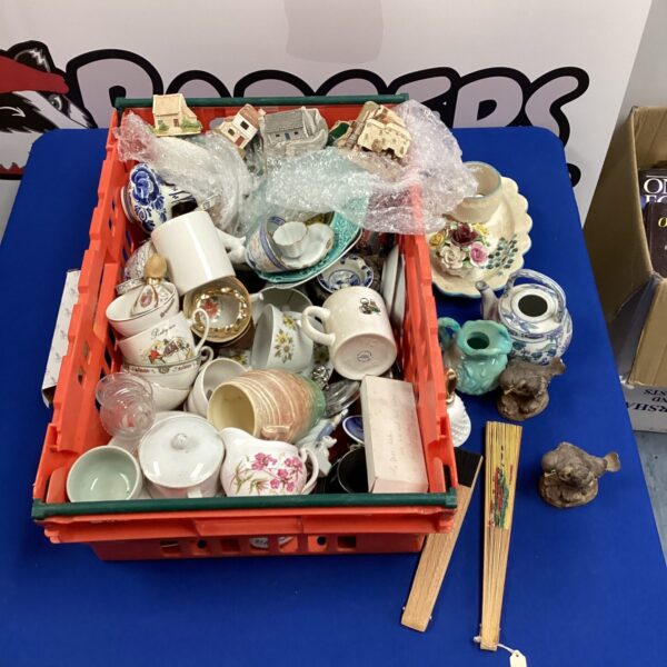 Mixed house clearance lot with Lilliput Lane houses and china.