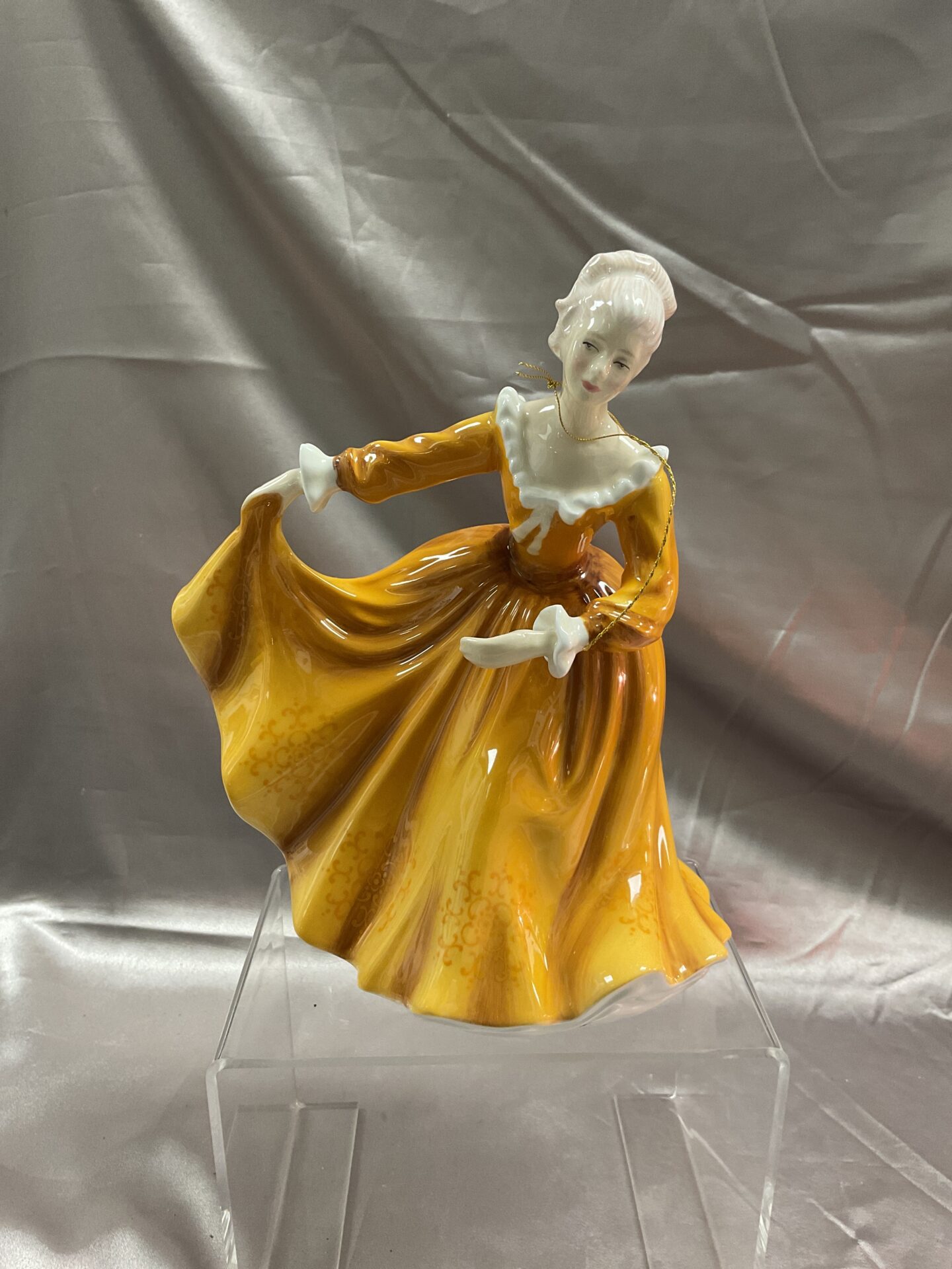 916 Royal Doulton Hn2381 Kirsty figure