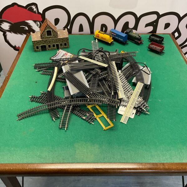 Vintage Hornby train track, carriages, and engines in a mixed lot.