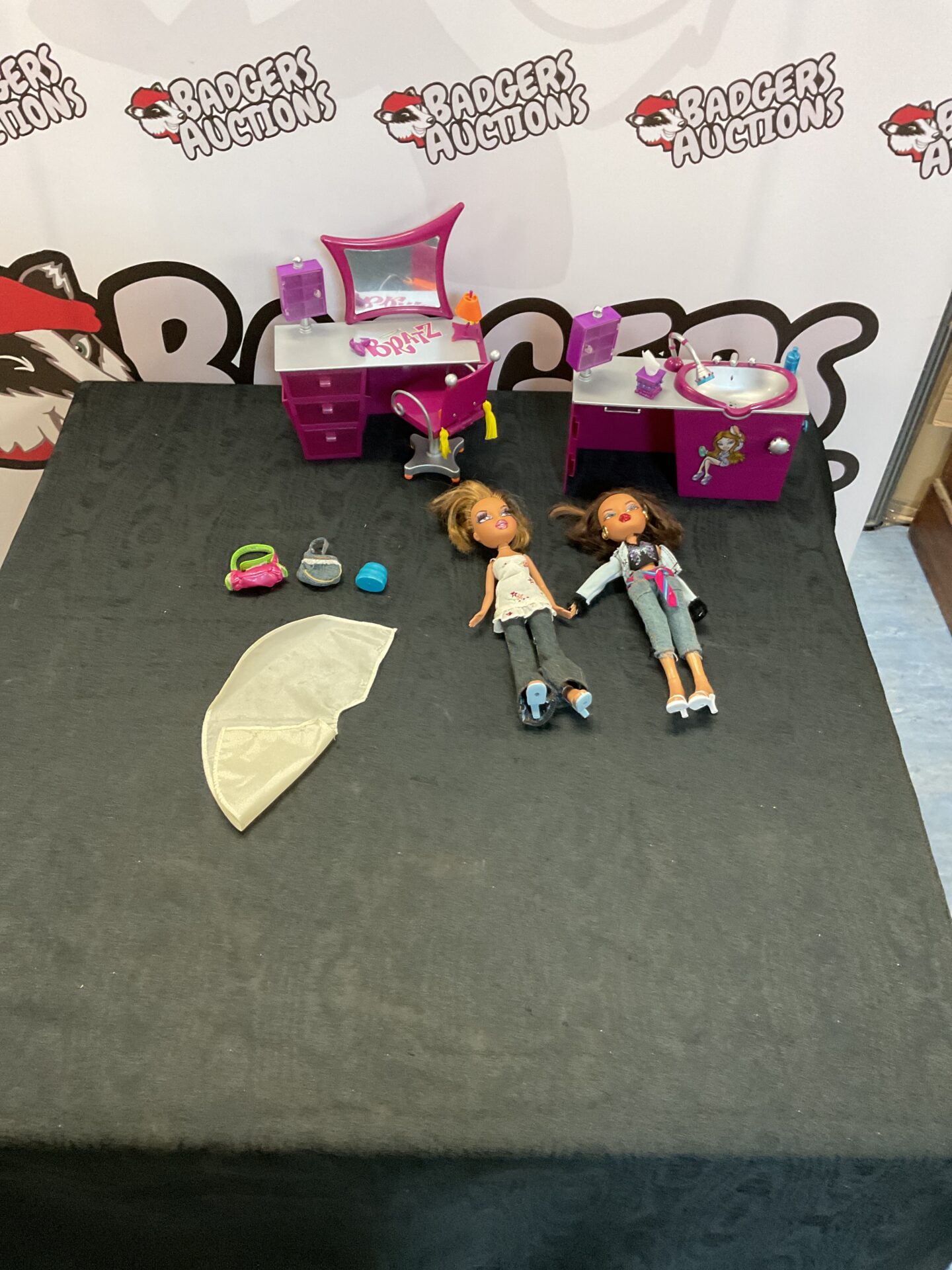 364 Bag of bratz dolls and accessories
