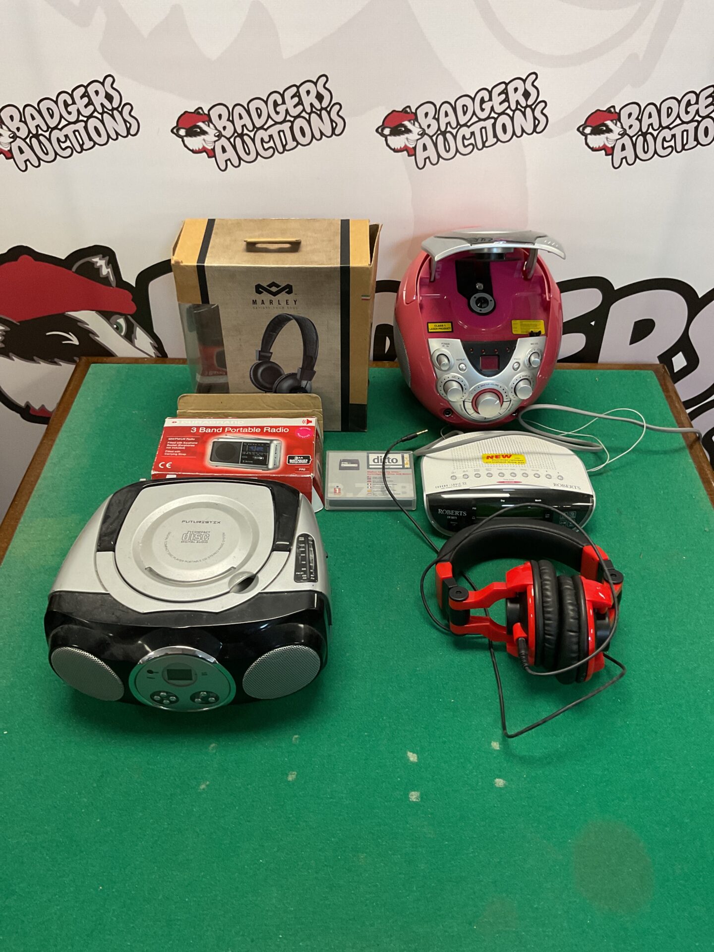 116 Box of mixed electricals including portable cd player/radio, Robert’s radio alarm clock, Bob Marley and Citronics headphones