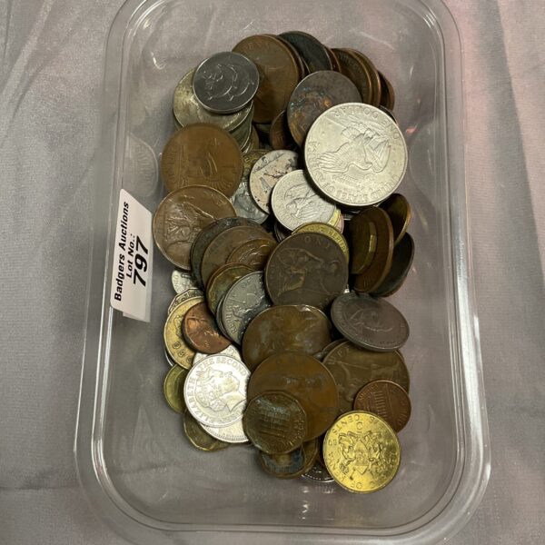 Tray of assorted vintage coins for collectors.
